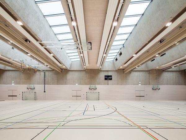 Plenty of daylight despite strong sun protection: OKASOLAR 3D in the triple-sized sports hall at the LESC.