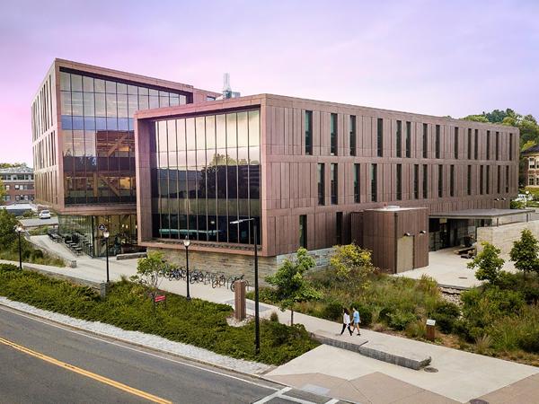 The John W. Olver Design Building at the University of Massachusetts features large expanses of Solarban® 70 glass on its north elevation and smaller insulating glass units fabricated with Solarban® 60 glass on the south-facing façade.