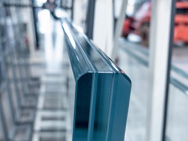With an intriguing C-edge: sedak offers various solutions for transparent glass edges. Photo: sedak With an intriguing C-edge: sedak offers various solutions for transparent glass edges. Photo: sedak
