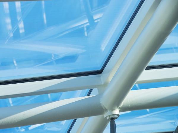 The warm edge with Ködispace 4SG compensates for any deformations of the cold-bent insulating glass in the roof dome much better than rigid spacer systems.