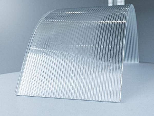 Whether as a design highlight in the interior or as largearea façade glass – the light rays are playfully refracted by the grooves in the glass. This charming form of transparency creates a symbiosis between light, shadow and translucence. Whether as a design highlight in the interior or as largearea façade glass – the light rays are playfully refracted by the grooves in the glass. This charming form of transparency creates a symbiosis between light, shadow and translucence.