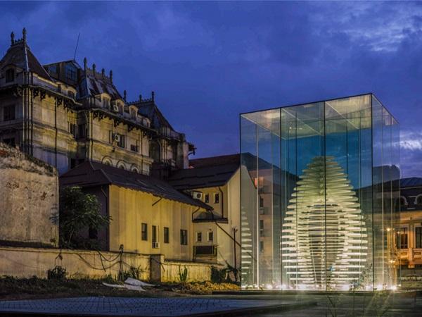 Brâncușis Măiastra in twelve-meter-high glass cube Brâncușis Măiastra in twelve-meter-high glass cube