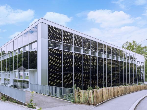 The “piezo” metal discs integrated in the SWISSLAMEX Colordesign laminated safety glass by Glas Trösch produce the image of a stylised wave. As vibrating sound bodies, they generate the sound of flowing water. The “piezo” metal discs integrated in the SWISSLAMEX Colordesign laminated safety glass by Glas Trösch produce the image of a stylised wave. As vibrating sound bodies, they generate the sound of flowing water.