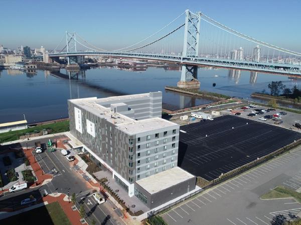 Hilton Garden Inn with Benjamin Franklin Bridge in background Hilton Garden Inn with Benjamin Franklin Bridge in background
