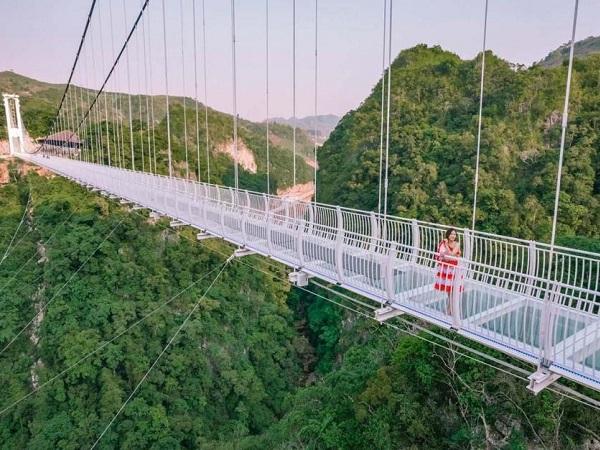 The longest glass bridge in the world | Saint-Gobain