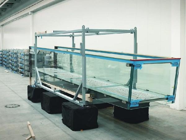 Pre-assembly of glass walkway Bründl Sports | sedak