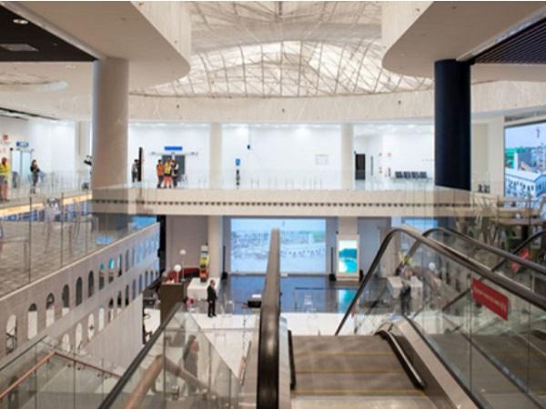 Internal glass and balustrades of new catering area in Linate Airport treated with Diamon-Fusion® protective coating