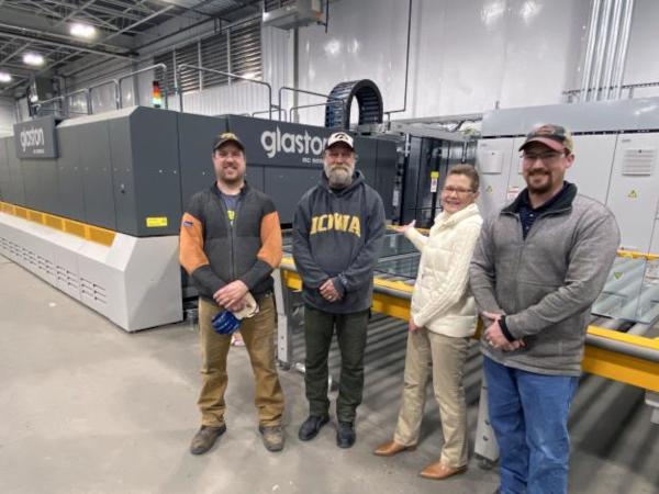 Proudly standing in front of Louie Noodles – from left: Mid-American Glass Operators Sean Varner and Steve Moritz with President Michelle Magyar and Processing and Quality Engineer Weston Grove.