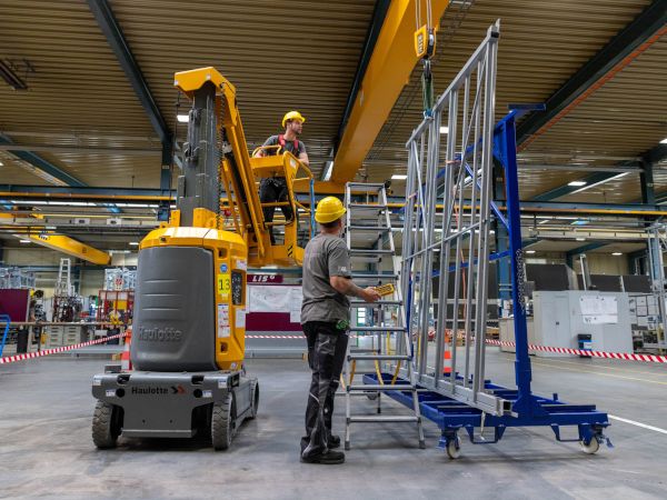 © LiSEC; It is important to clarify whether a crane, a forklift or other lifting equipment is available in advance