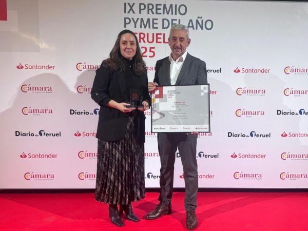Jose Luis Escriche and Teresa Catalán collecting the SME award.