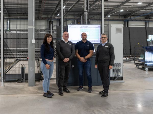 © LiSEC; LTR: Kasia Golembowska (Press Glass UK), Ged Smith (LiSEC), Lukasz Matlingiewicz (Press Glass UK), John Foster (LiSEC) in front of the GPS.autofab system and buffer shuttle