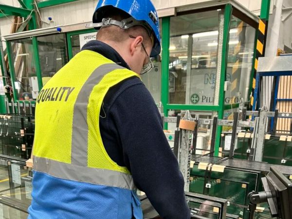 Sparklike Laser Portable used at the production line of Pilkington Polska