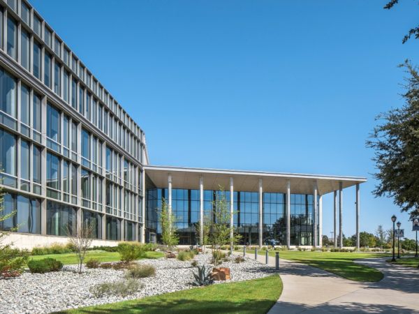 UT Arlington Engineering Building, Richardson, Texas, Solarban® 90 Glass | Architect: SmithGroup, Glass Fabricator: Tristar, Glazing Contractor: Oak Cliff, Photography: Tom Kessler