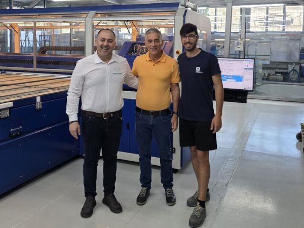 From left to right: Javier Fernández, Managing Director of Tecglass; Pedro Aguiar, Managing Director of Vitropor; and Tiago Poças, Head of Digital Printing at Vitropor.