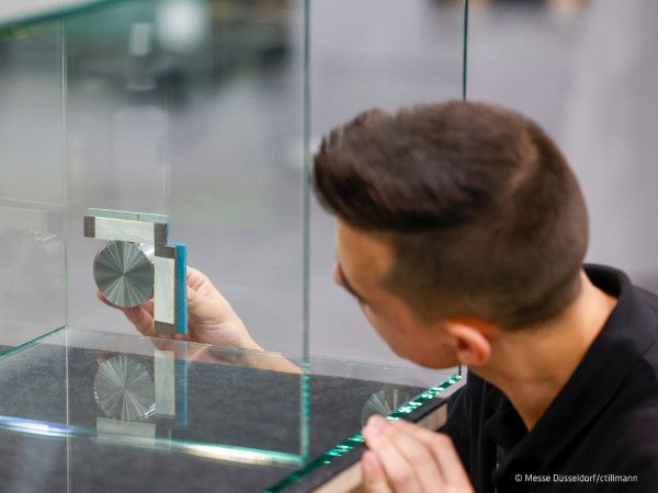 Skilled crafts as an interface, glaziers connect demand with products and implementation. Photo: © Messe Düsseldorf / Andreas Wiese