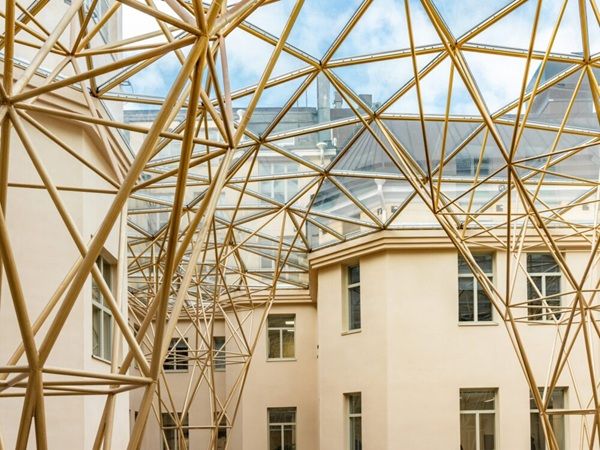 Appearing organic, the filigree structure strikes an independent note while not clashing with the existing buildings. Photo: ©Jussi Hellsten