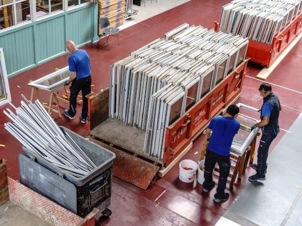 Manual work for quality: Glass and frames were separated by hand at a Glas Trösch facility. Photo: Institute for Constructive Design, ZHAW