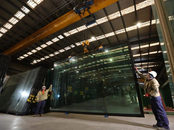 Insulating glass unit being lifted (Photo: AGG)