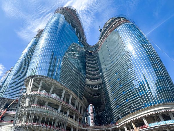 OPPO Façade Reaches 60% Completion: Bringing Zaha Hadid’s “Wild Curves” to Life with NorthGlass