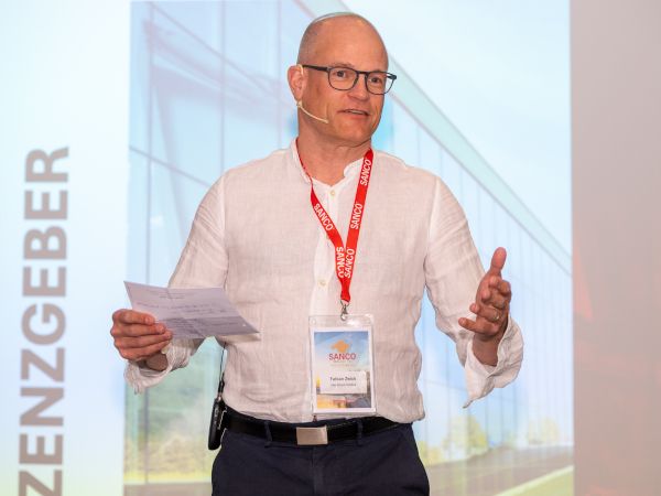 Fabian Zwick, CEO of the Glas Trösch Group, thanked partners for their close cooperation and outlined upcoming technological milestones, including the new 0.5 mm ultra-thin glass. Photo: SANCO