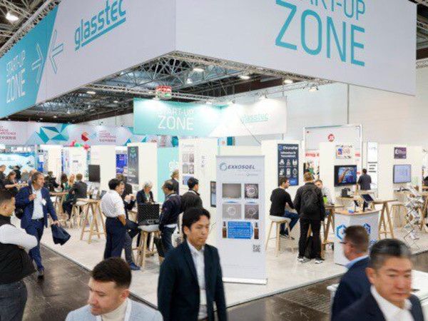 In the Start-Up Zone at glasstec 2026 young enterprises exhibit innovative solutions for the glass industry. © Messe Düsseldorf / ctillmann