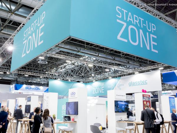 Young entrepreneurs showcase their innovations in the Start-Up Zone at glasstec. © Messe Düsseldorf / Andreas Wiese