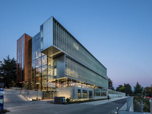 The University of Washington's Life Sciences Building features Solarban® 72 Starphire® glass, showcasing a high-performance, low-e and low-iron glazing solution developed at Vitro’s Glass Technology Center. (Photography: Francis Zera)