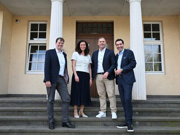 From left to right: Bernd Hillbrands (Forterro), Miriam Berzen and Lars Klaes (Klaes) and Marcus Pannier (Forterro), following the signing that brings Klaes and Forterro together.