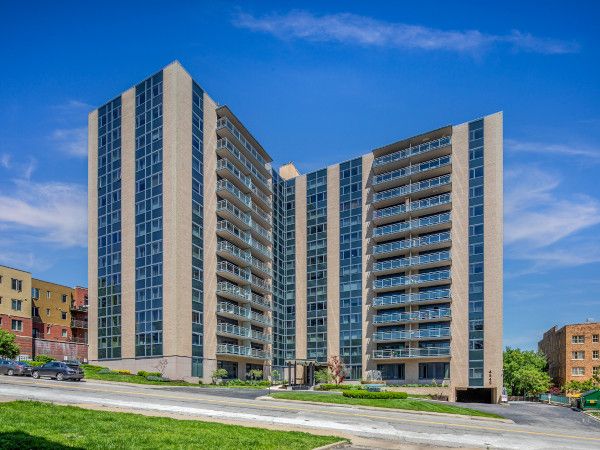 Solarban® 60 Solargray® Glass Balances Solar Control and Aesthetics for Kansas City’s Parkway Towers