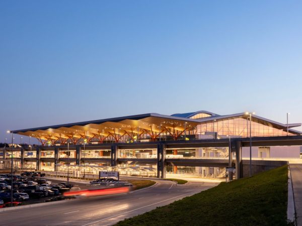 High-Clarity Solarban® 72 Starphire® Glass Helps Transform Pittsburgh International Airport Terminal